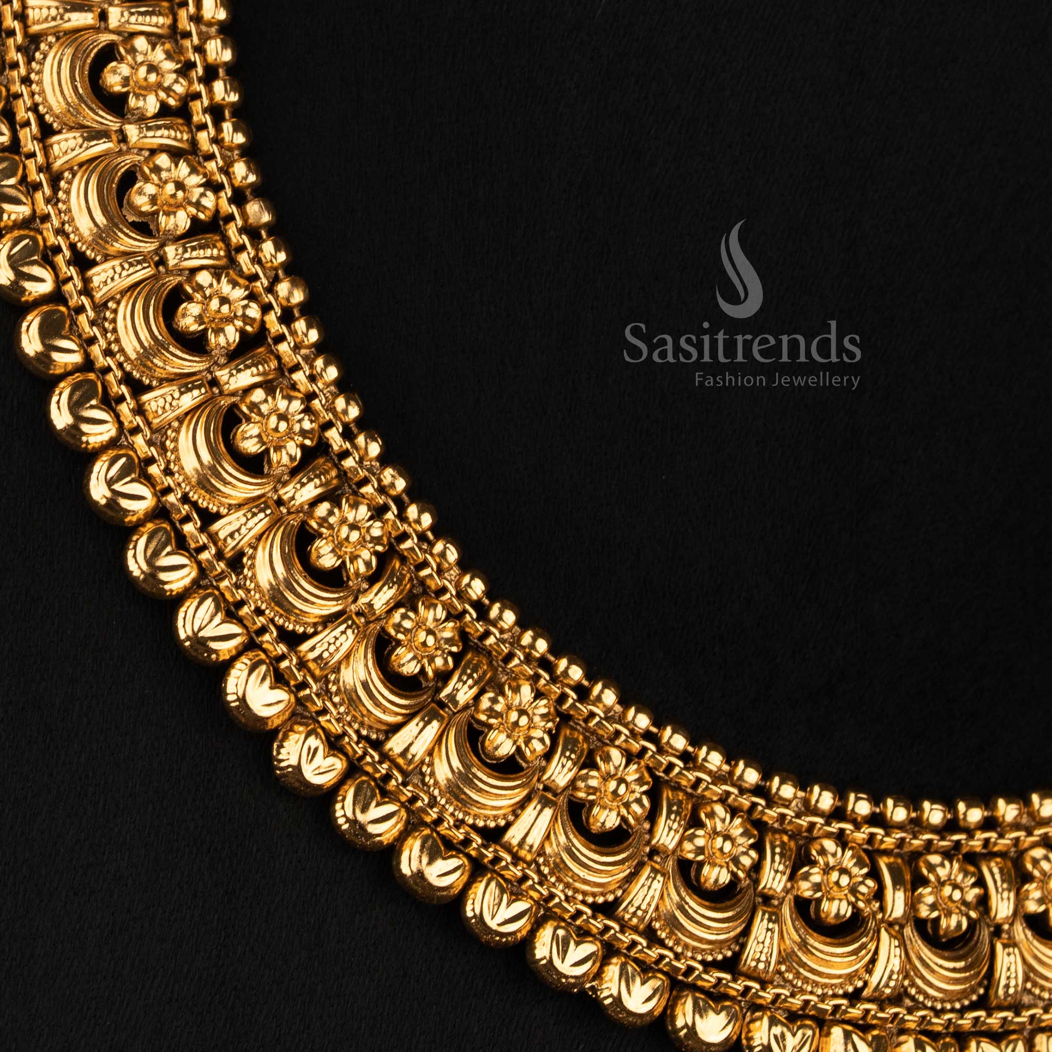 Sasitrends traditional temple jewellery set with wide layered collar design, detailed floral scrollwork and scalloped ornamental lower edge 