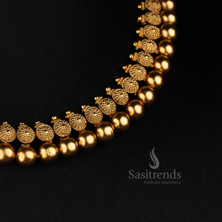 Sasitrends traditional antique gold necklace featuring repeated engraved circular motifs above a continuous row of rounded gold beads 