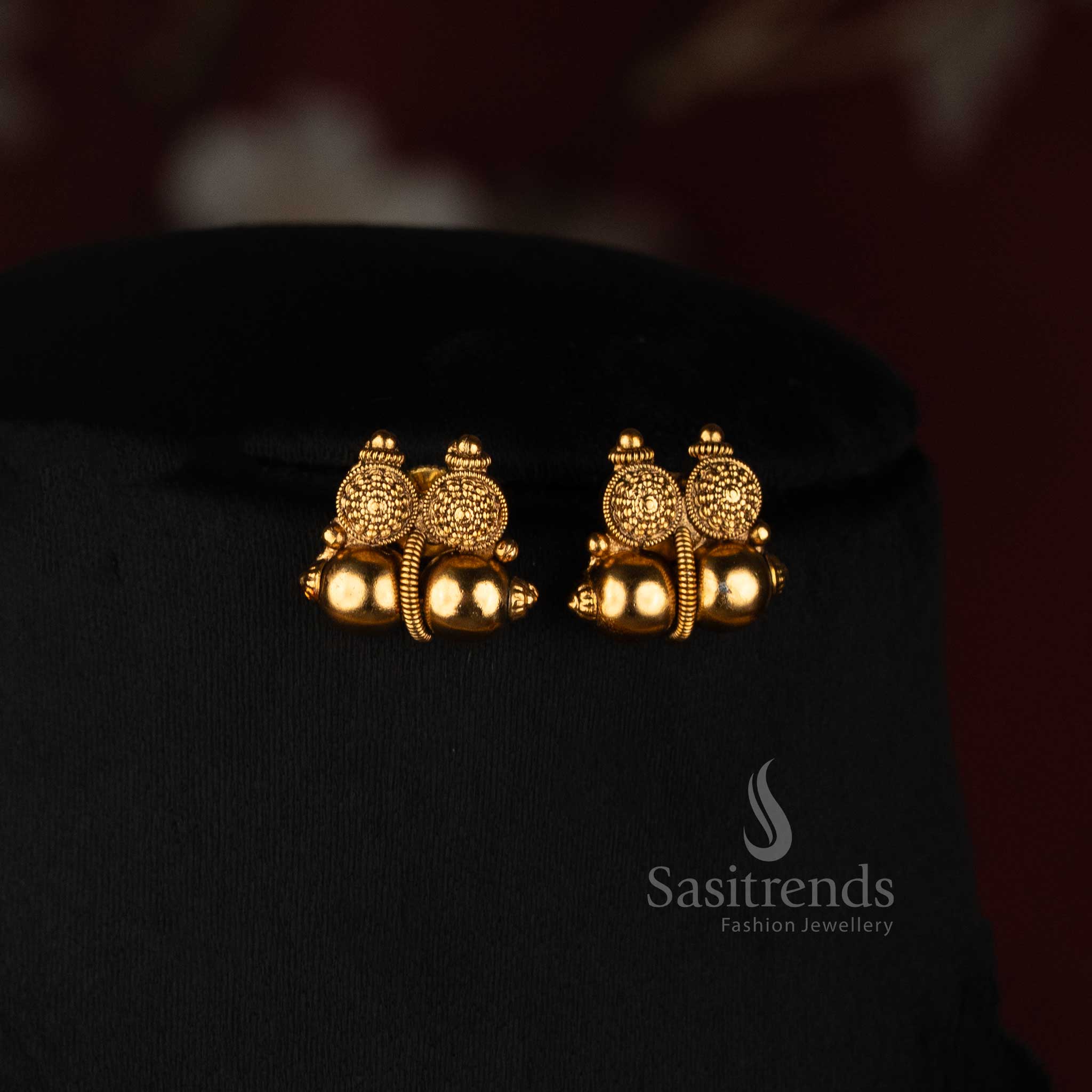 Sasitrends antique gold traditional jewellery set with patterned ornamental discs, closely arranged gold beads and coordinating hanging earrings 