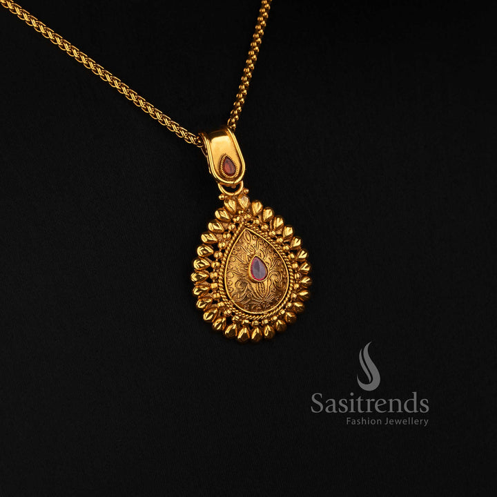 Sasitrends traditional antique gold pendant necklace set featuring a long textured chain and detailed teardrop centre pendant 