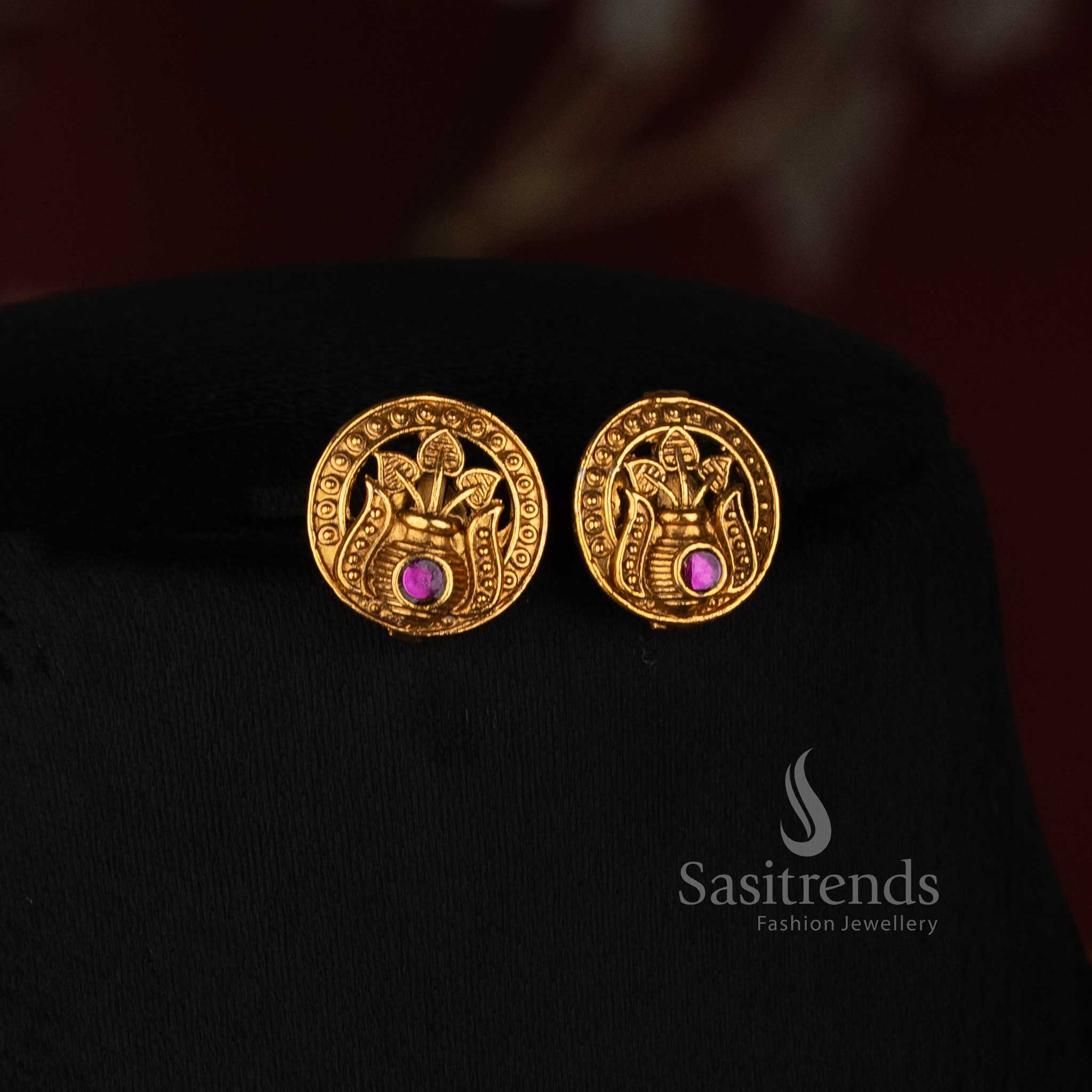 Sasitrends floral pendant necklace set with detailed petal motifs, braided textured chain and traditional round earrings 