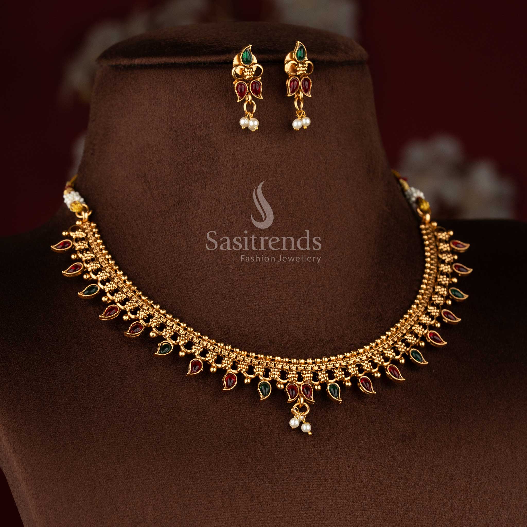 Vibrant ruby green elegant classic matte gold plated mango paisley pearl cluster pendant necklace set for festive saree wear – Sasitrends