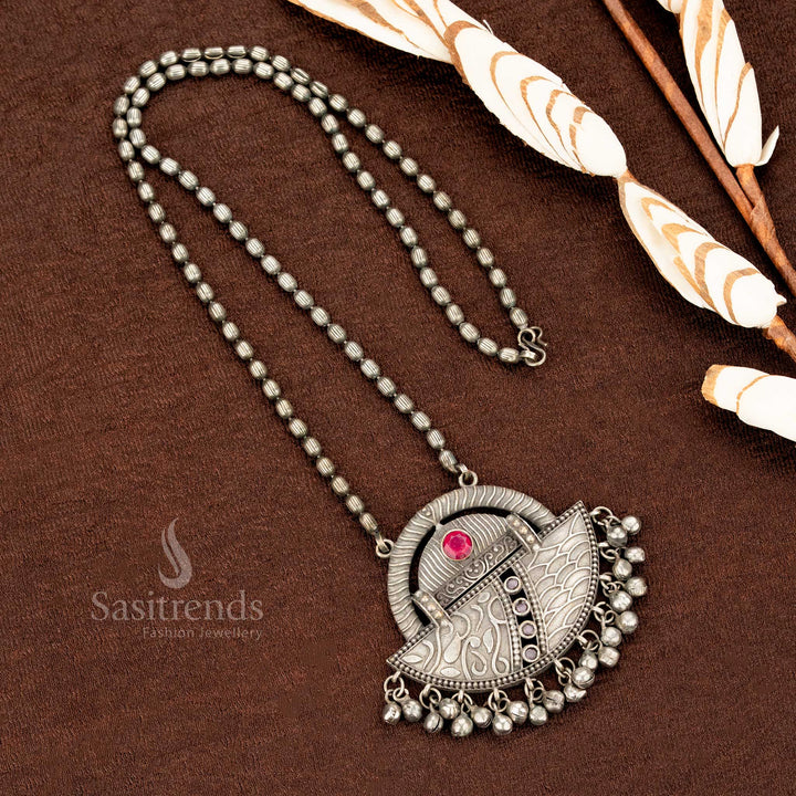 Oxidised pendant necklace with ruby-grey stones and ethnic-style engraving, capturing antique silver aesthetics in a traditional design – Sasitrends