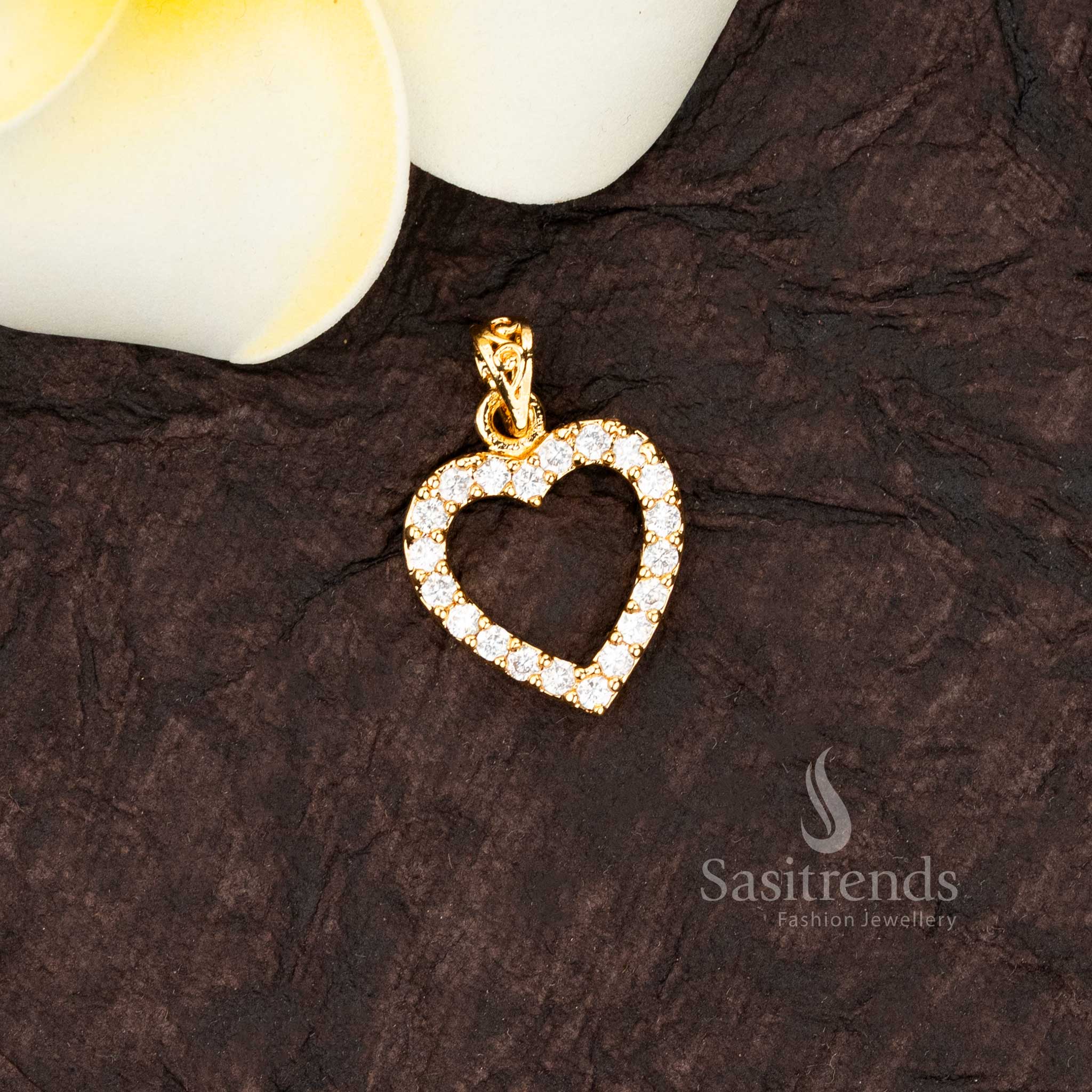 Traditional heart-shaped Panchaloha pendant with Impon Addigai design and micro gold plating white AD stone