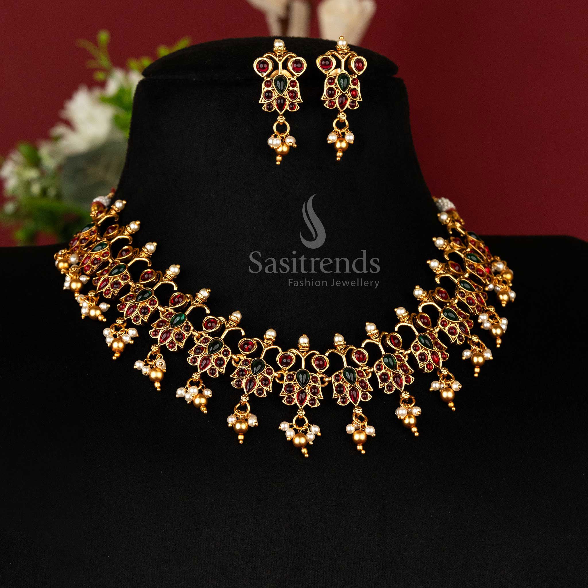 Dual-colour Kemp stone temple necklace in matte gold finish featuring ruby-green accents and classic earrings – elegant festive jewellery – sasitrends


