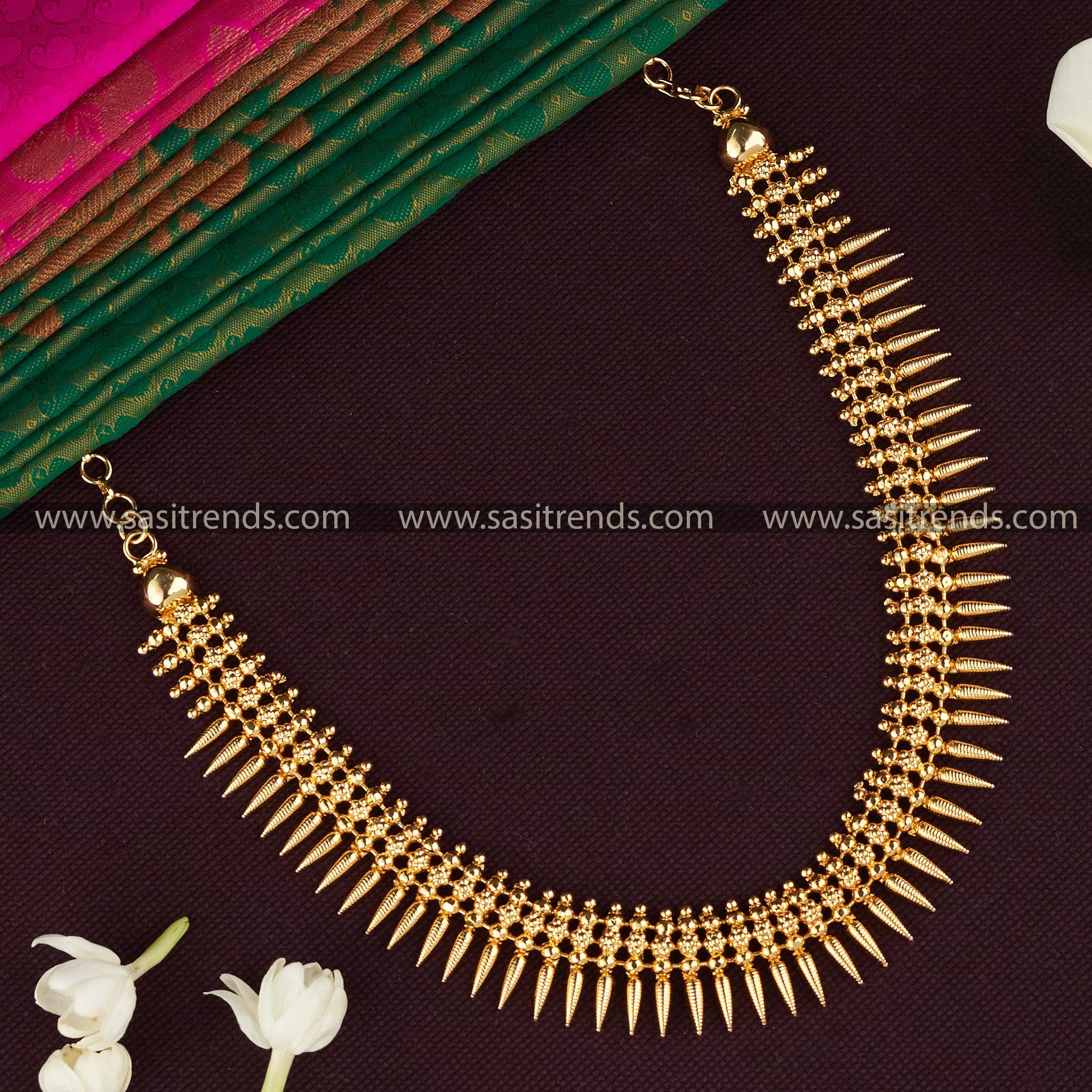 Lot - TRADITIONAL KERALA STYLE GOLD NECKLACE